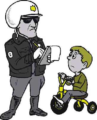 Policjant wypisuje mandat chłopczykowi na rowerze